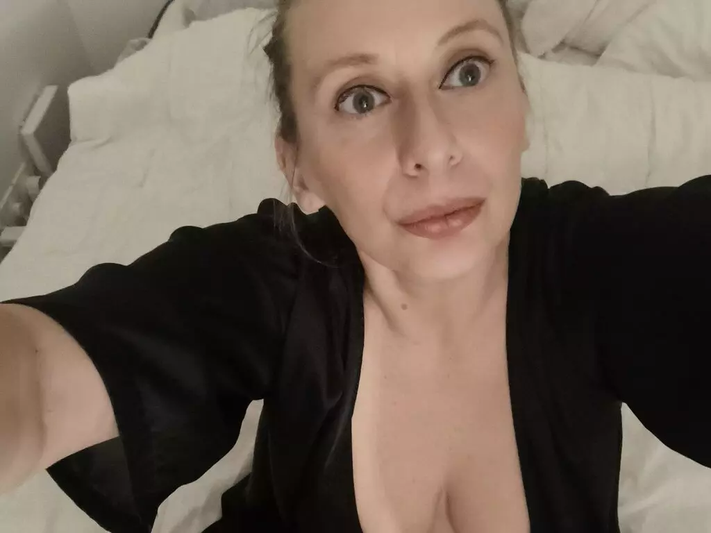 Live Sex Chat with EvyGinis