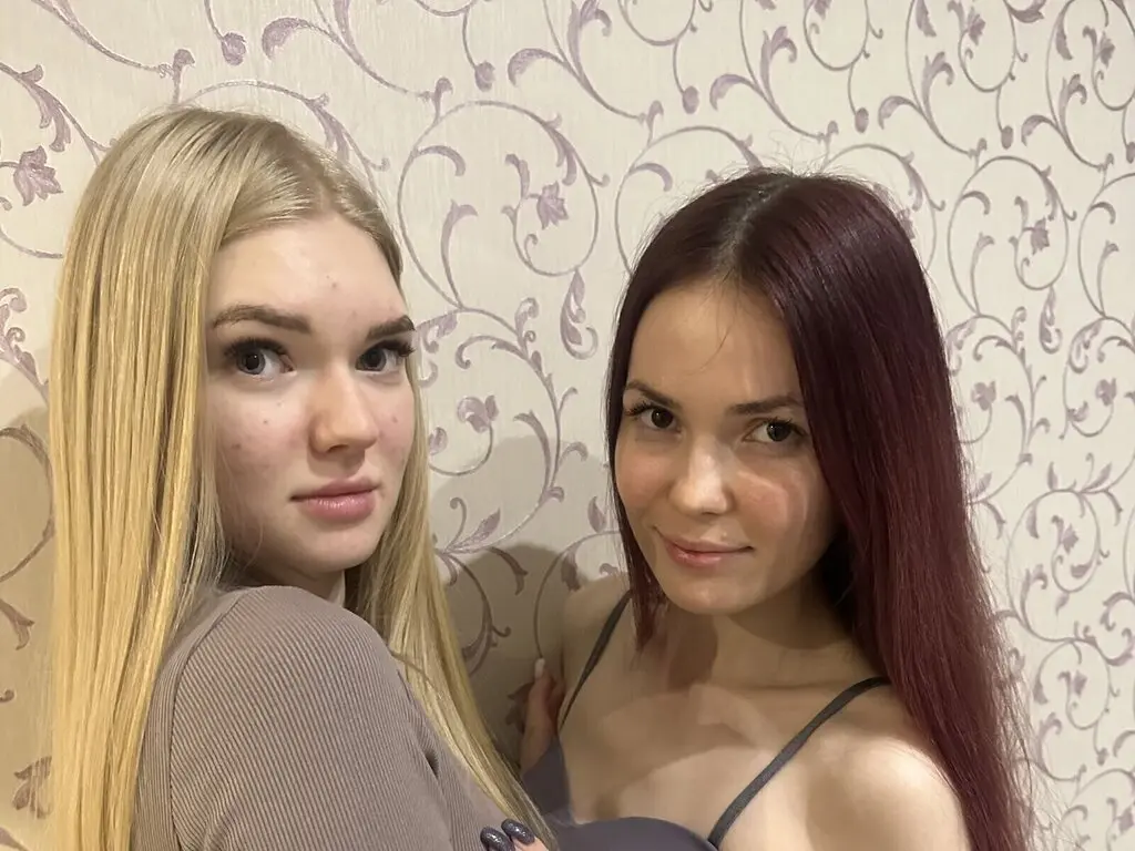 Live Sex Chat with FloraAndCwene