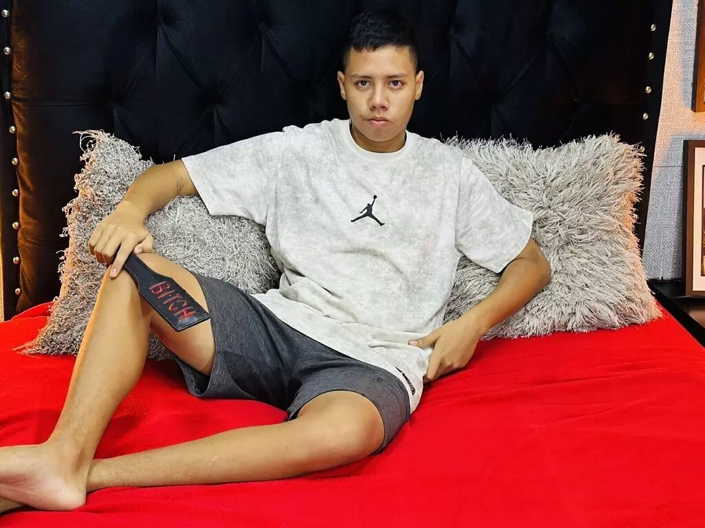 Live Sex Chat with KendorReyes